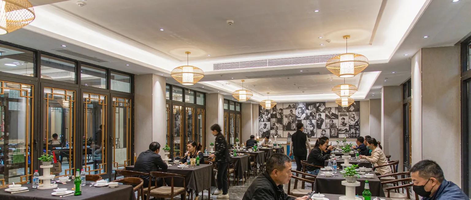 中国餐饮门店店长在 AI 智能体辅助下查看巡店与要货建议