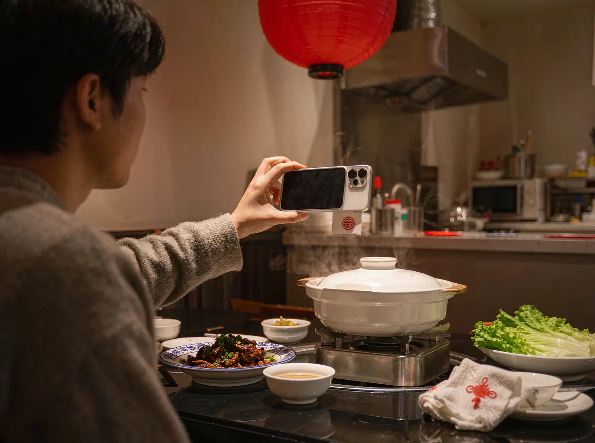 顾客在餐桌扫码点餐