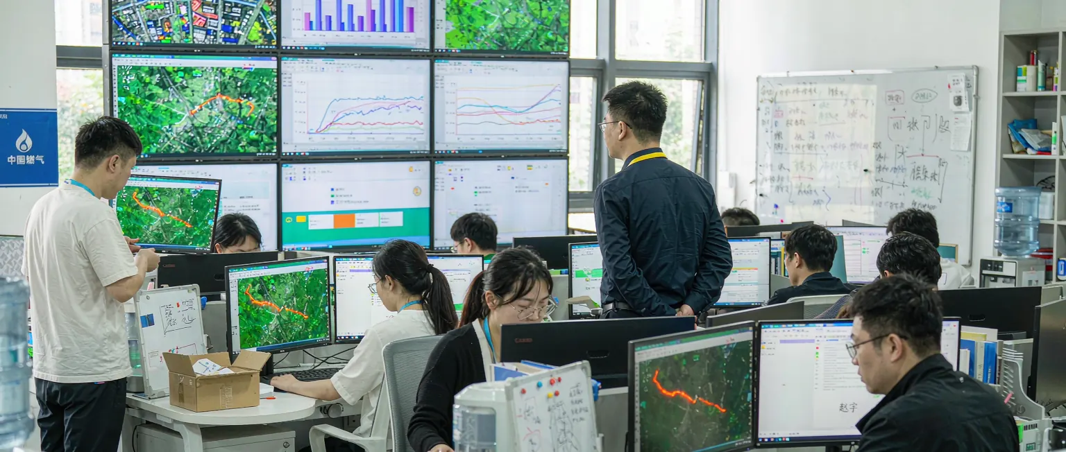 中国燃气配送调度员在 AI 智能体辅助下查看送气路线与安检提醒