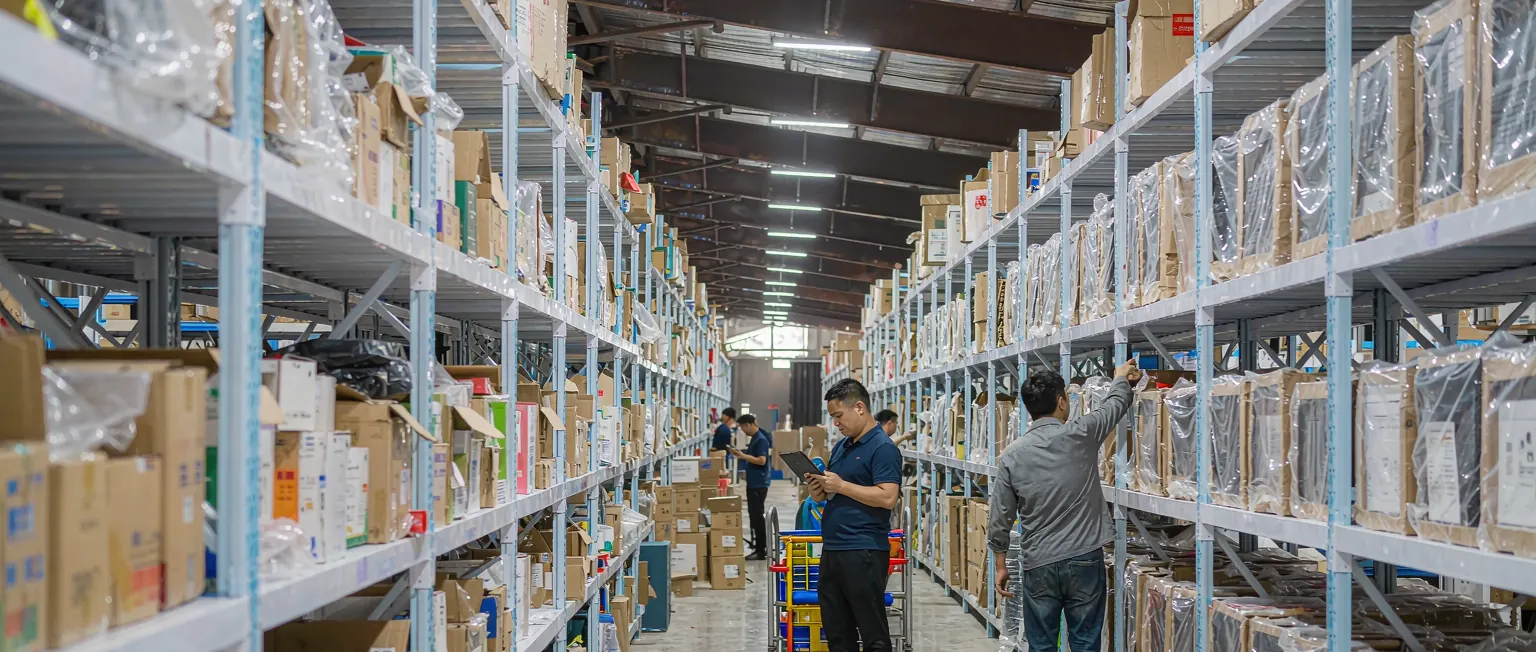 中国租赁业务人员在 AI 智能体辅助下查看设备状态与回收提醒