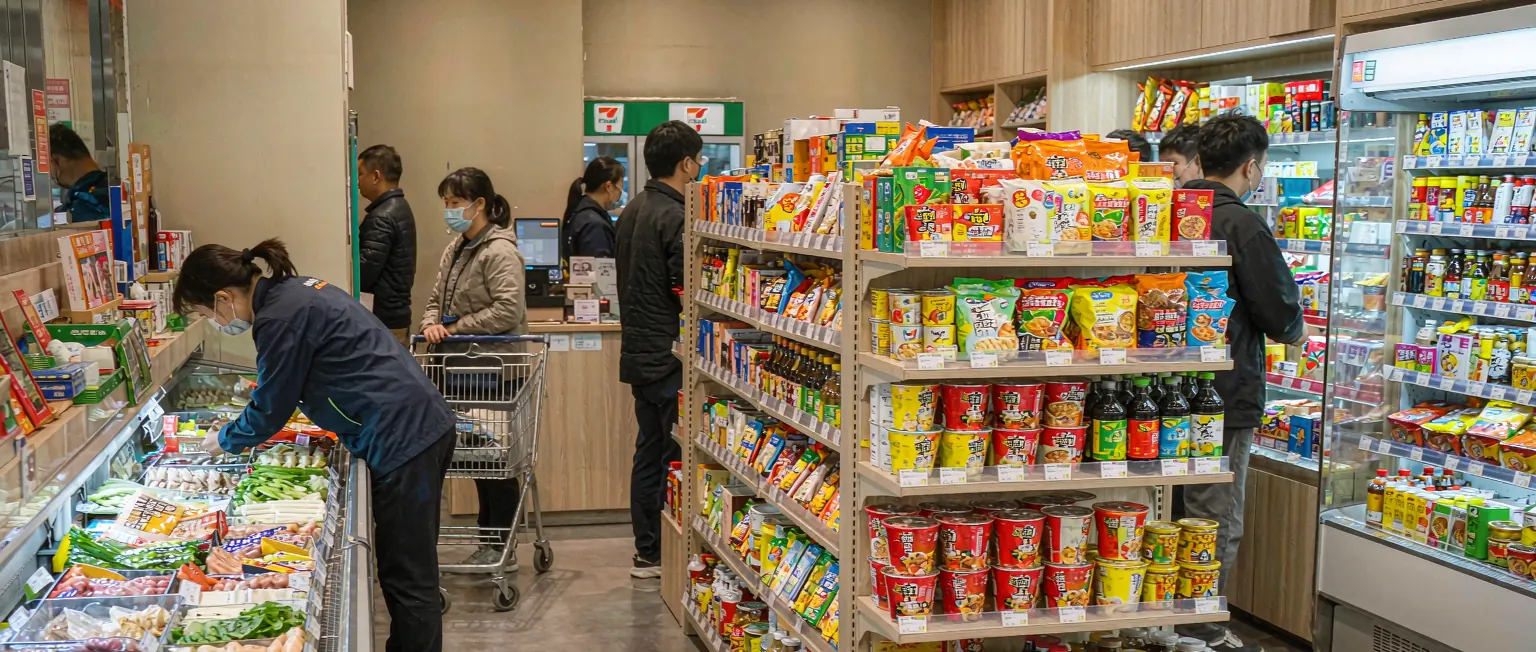 中国零售区域经理在 AI 智能体辅助下查看各门店执行与库存