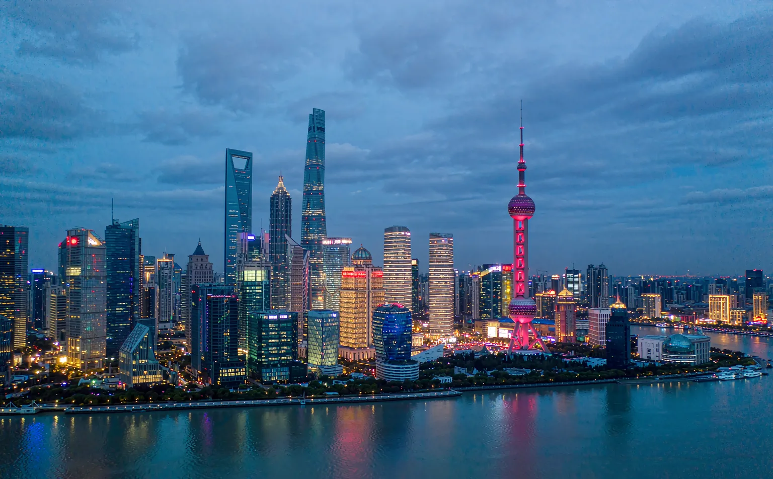 上海陆家嘴金融区天际线蓝调时刻,东方明珠塔与摩天大楼灯火通明