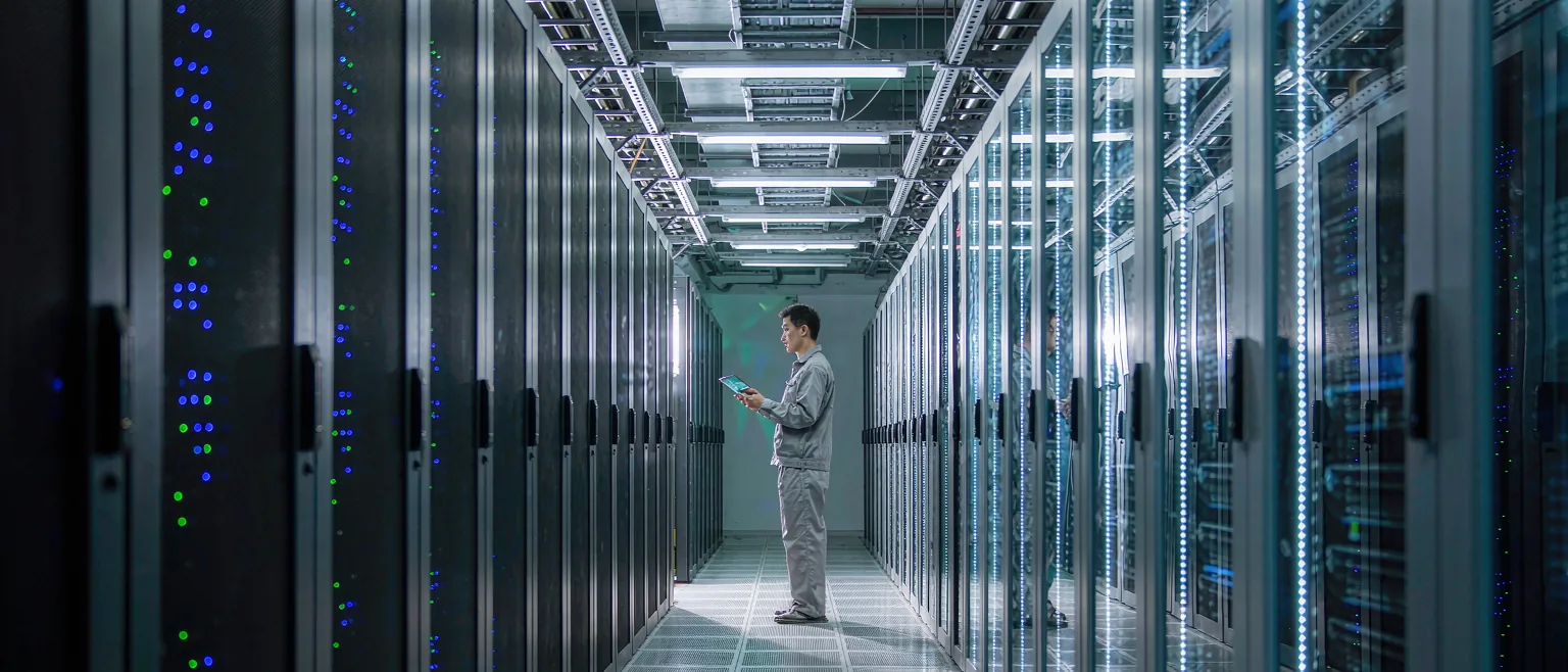 中国大型智算中心机房内,中国工程师在成排国产 AI 加速卡机柜间巡检