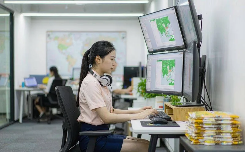 中国跨境电商运营者在系统中核对多币种结算与申报