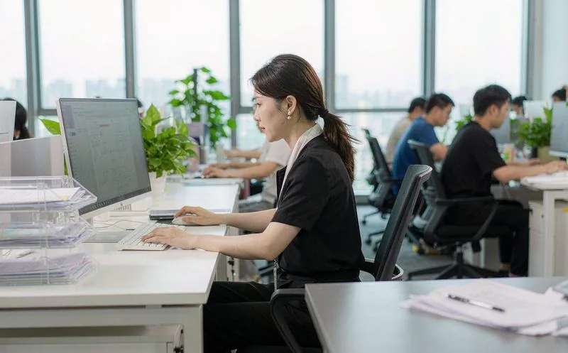 中国企业法务与业务人员在系统里审阅合同审批流程