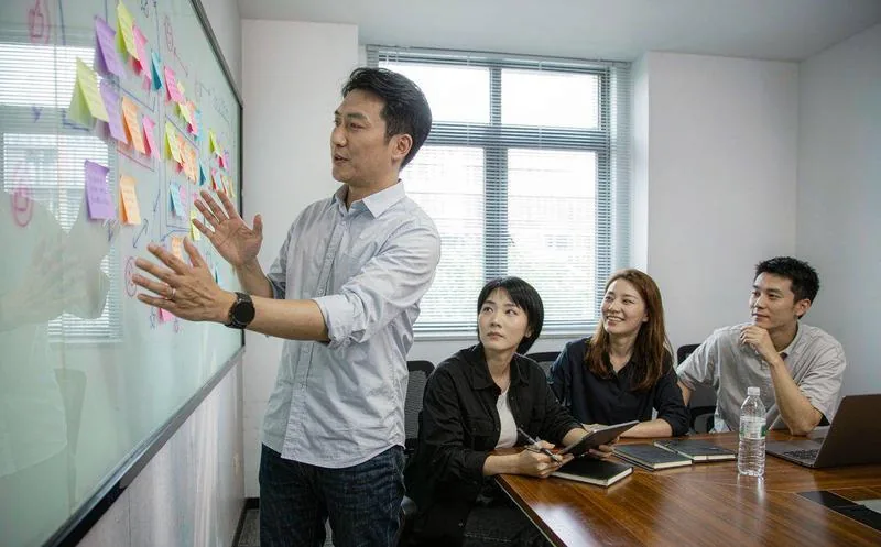中国企业管理者在系统里对照年度预算与实际执行偏差