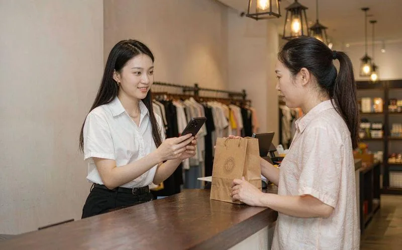 中国企业运营人员在企业微信后台查看私域客户分层与触达数据