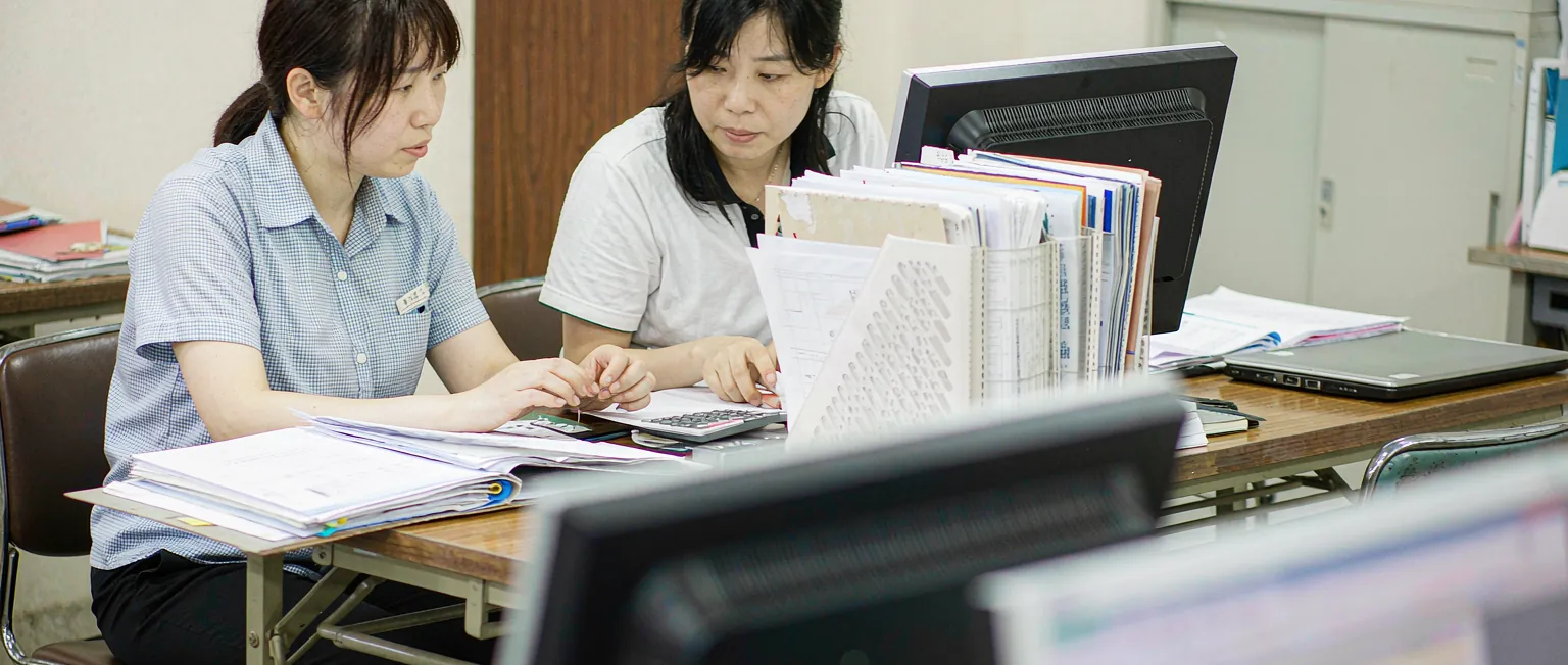 中国评估师在现场用设备逐项拍照取样并记录勘察数据