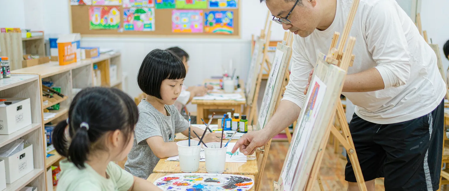 中国少儿艺术培训教师对照课时档案为小学员点评课堂作品