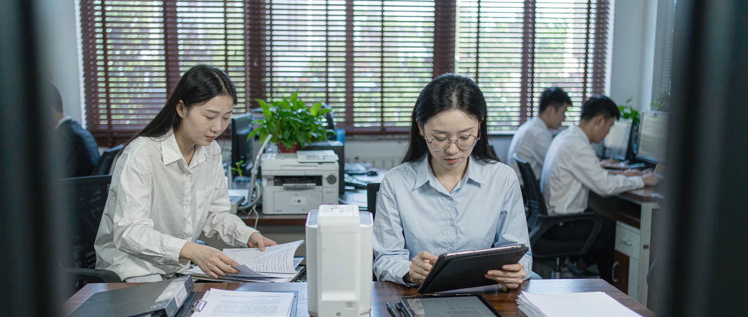 中国企业在会议室通过大屏查看线上资产拍卖的竞价行情
