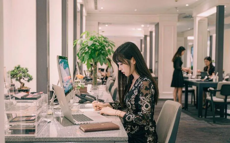 中国美业门店的店长在后台用系统查看技师排班与会员预约