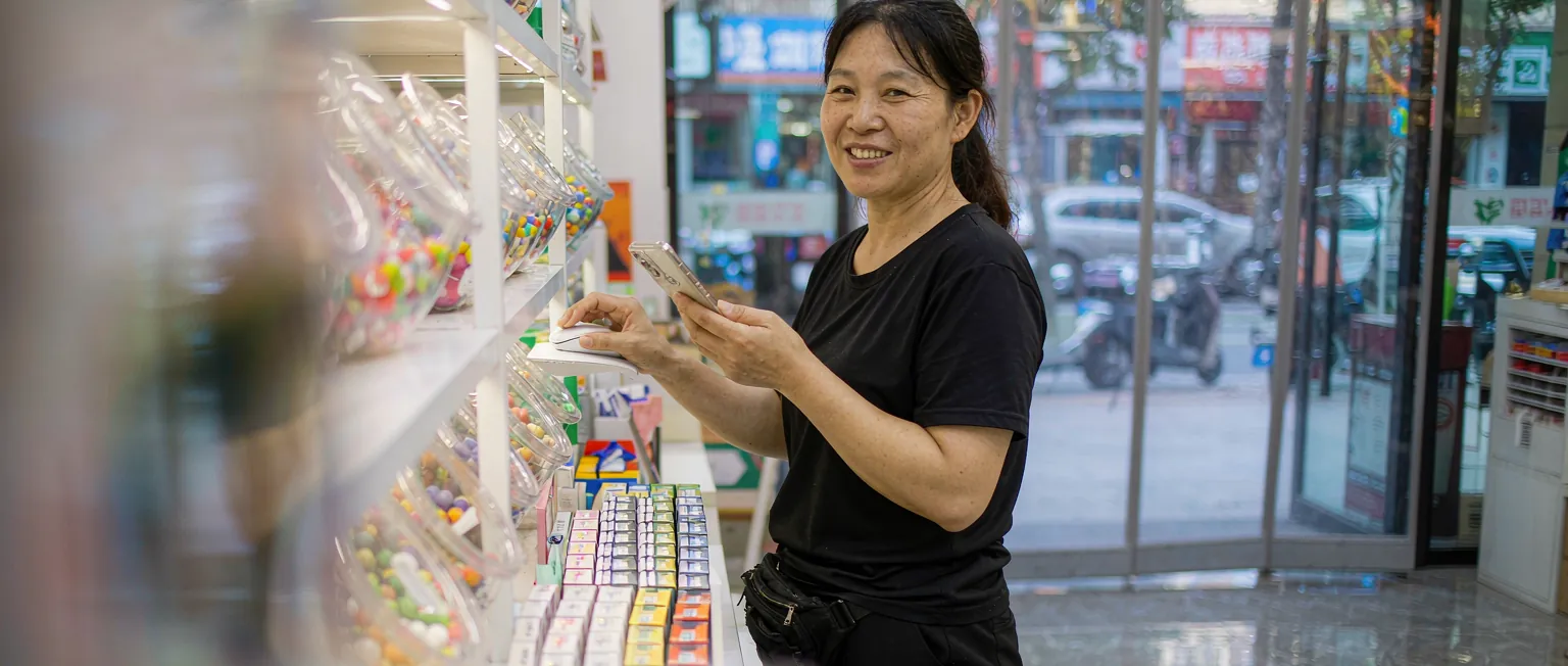 中国品牌市场人员在后台按标签检索素材并配置各渠道的发布与授权