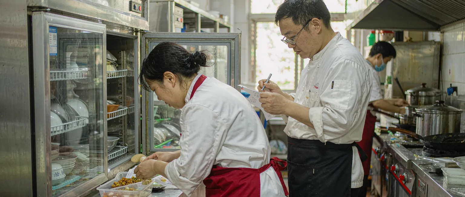中国连锁餐饮后厨通过明厨亮灶摄像头实时展示操作画面