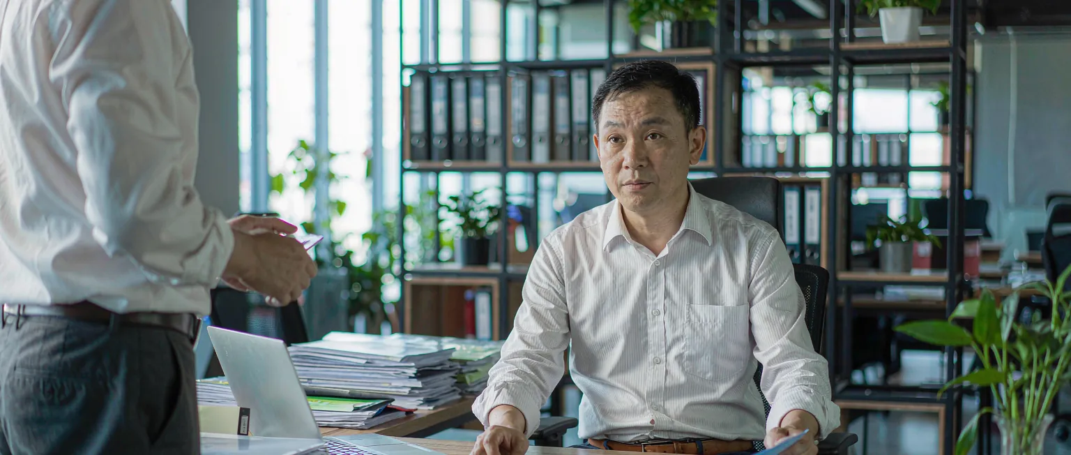 中国商业地产招商人员在系统前查看房源空置与租金台账