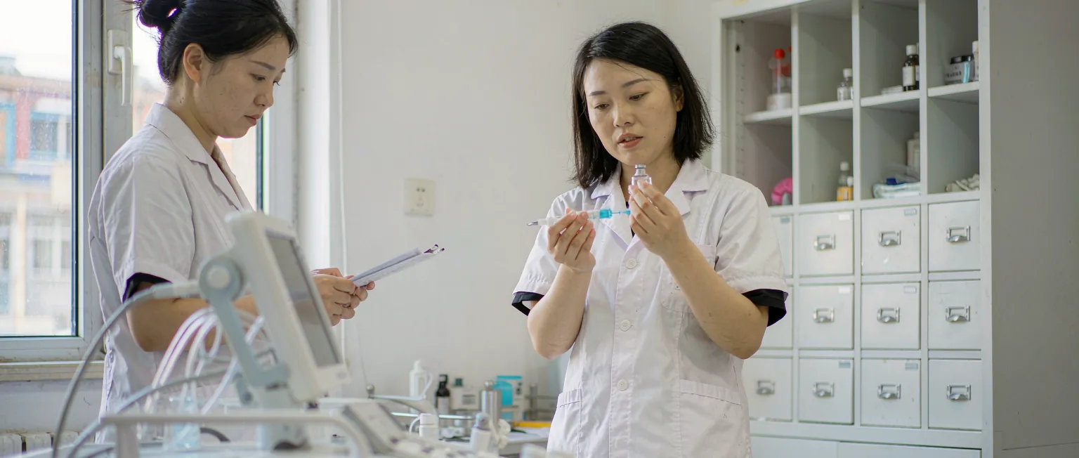 中国医美咨询顾问在系统前查看客户全景档案与疗程排期