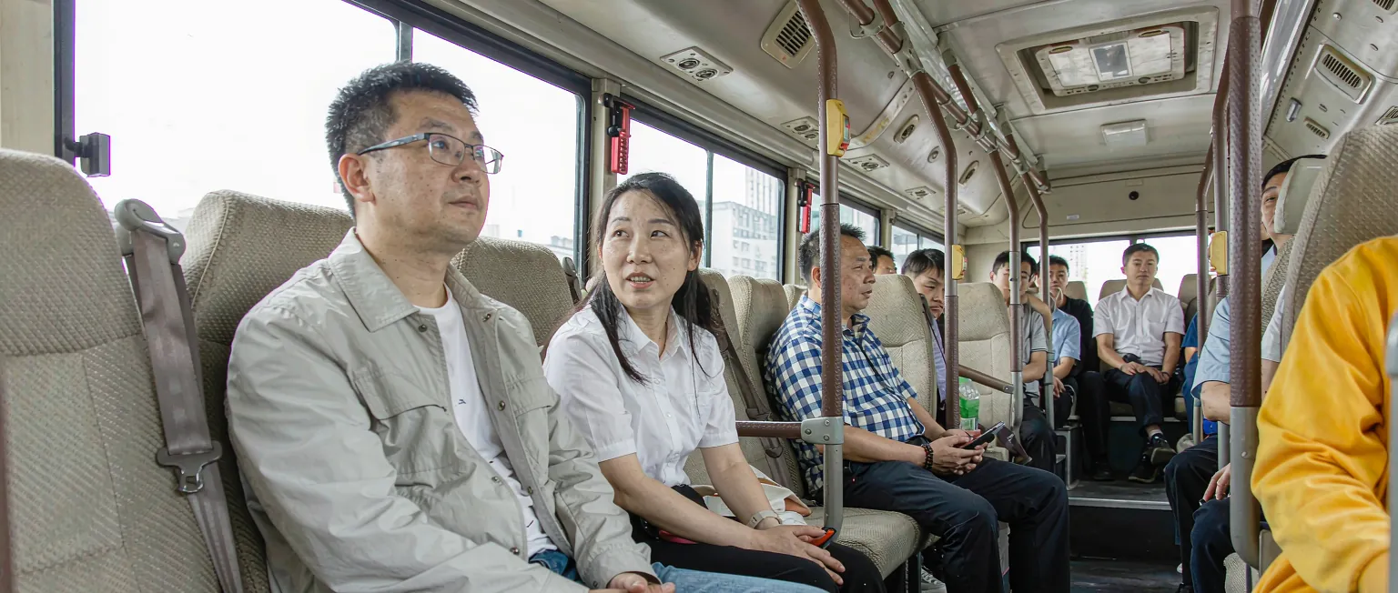 中国园区员工在手机上按班次预约企业班车座位并查看车辆实时位置