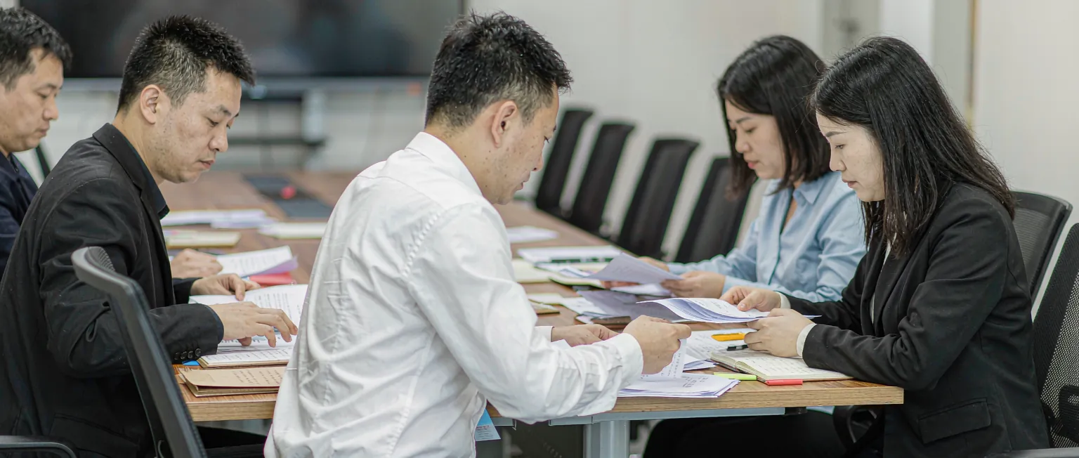 中国招投标顾问在系统前对照招标文件拆应答清单并核对资质证照