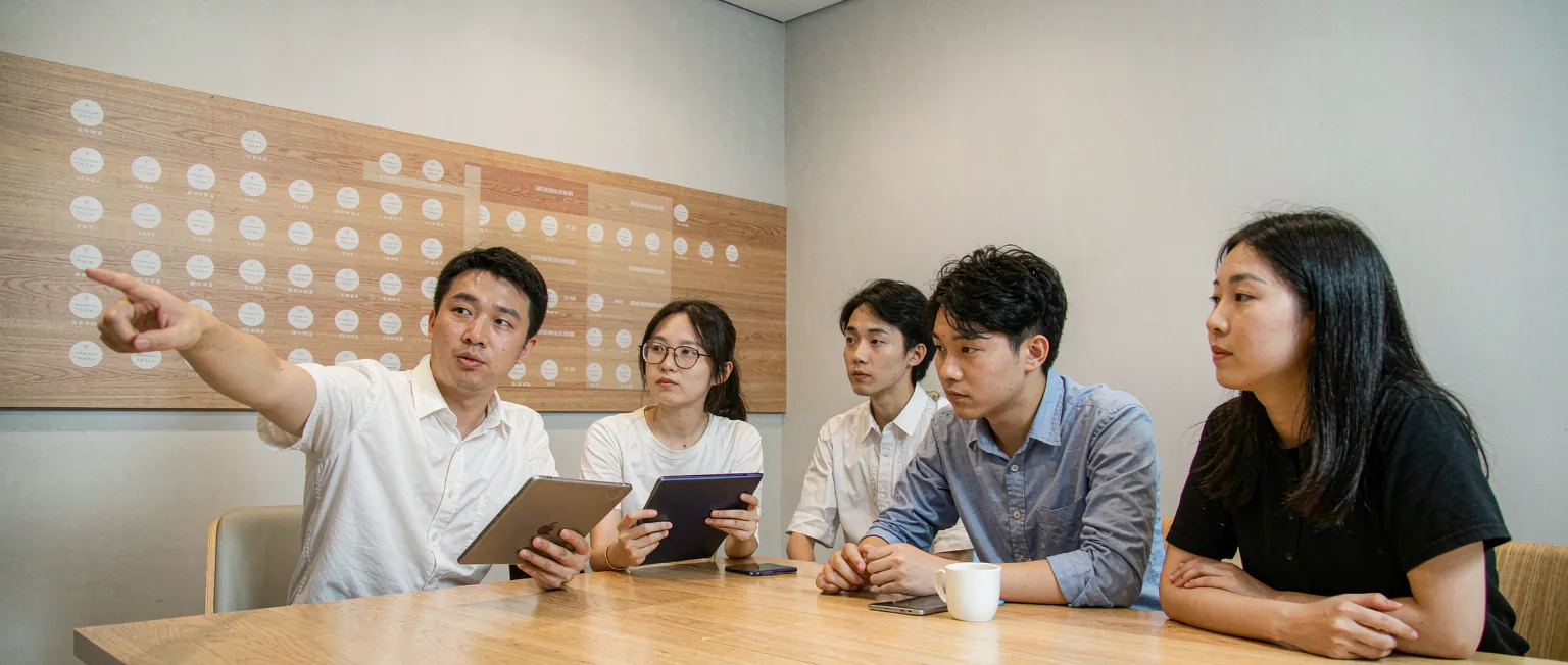 中国企业培训讲师在演播室通过直播系统向多地员工授课