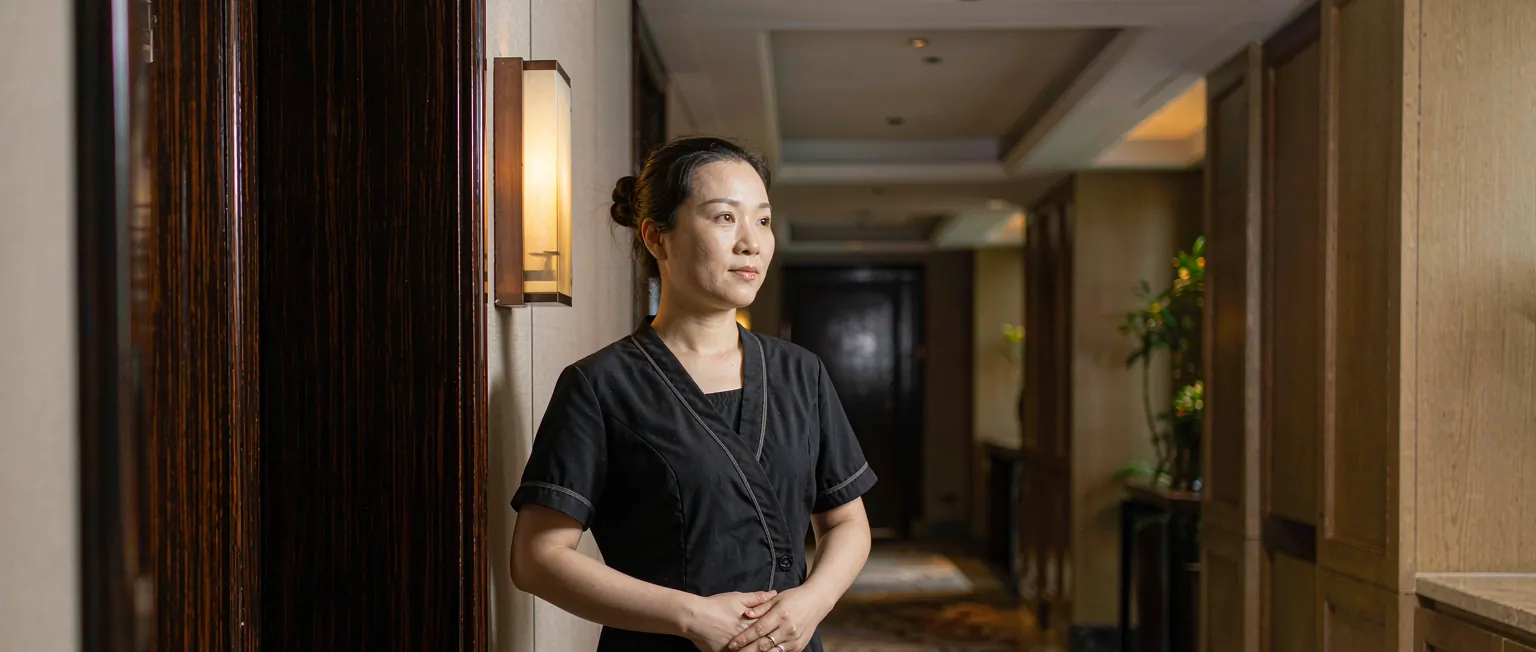 中国养生馆前台在系统前查看技师档期与排钟预约